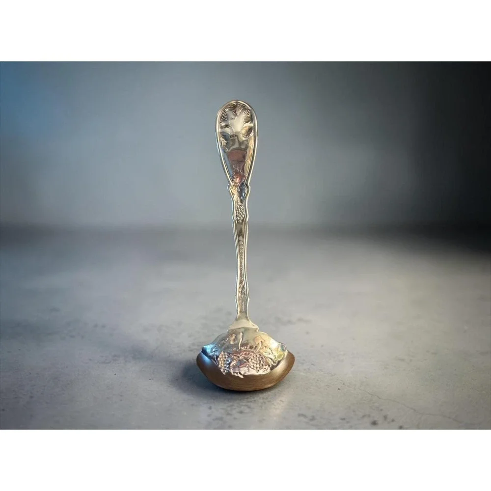 Wm A Rogers Vintage Grapes Silverplate Sugar Shell Spoon Ornate 1904 Pattern A1